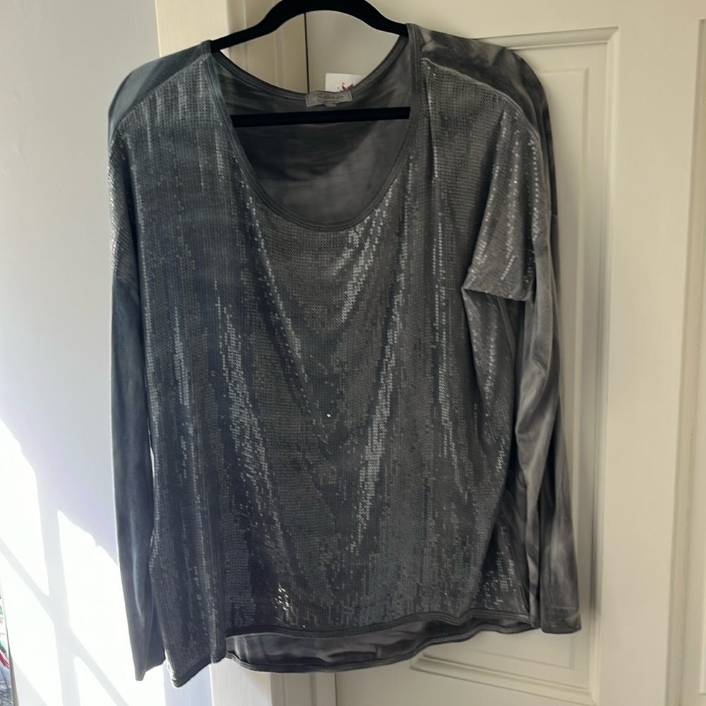 NWT Bellamore Italian designer top** Sz med ** grayish and blue color w/sequence